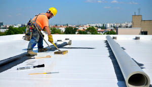 Posséder une toiture terrasse, qu’elle soit aménagée ou simplement accessible pour l’entretien, impose une vigilance particulière vis-à-vis de l’étanchéité. Parmi les points sensibles, le passage de tuyauterie représente une faille potentielle cruciale. Prévenir toute infiltration d’eau à cet emplacement nécessite [&hellip;]